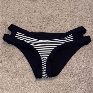 Reversible bikini bottoms